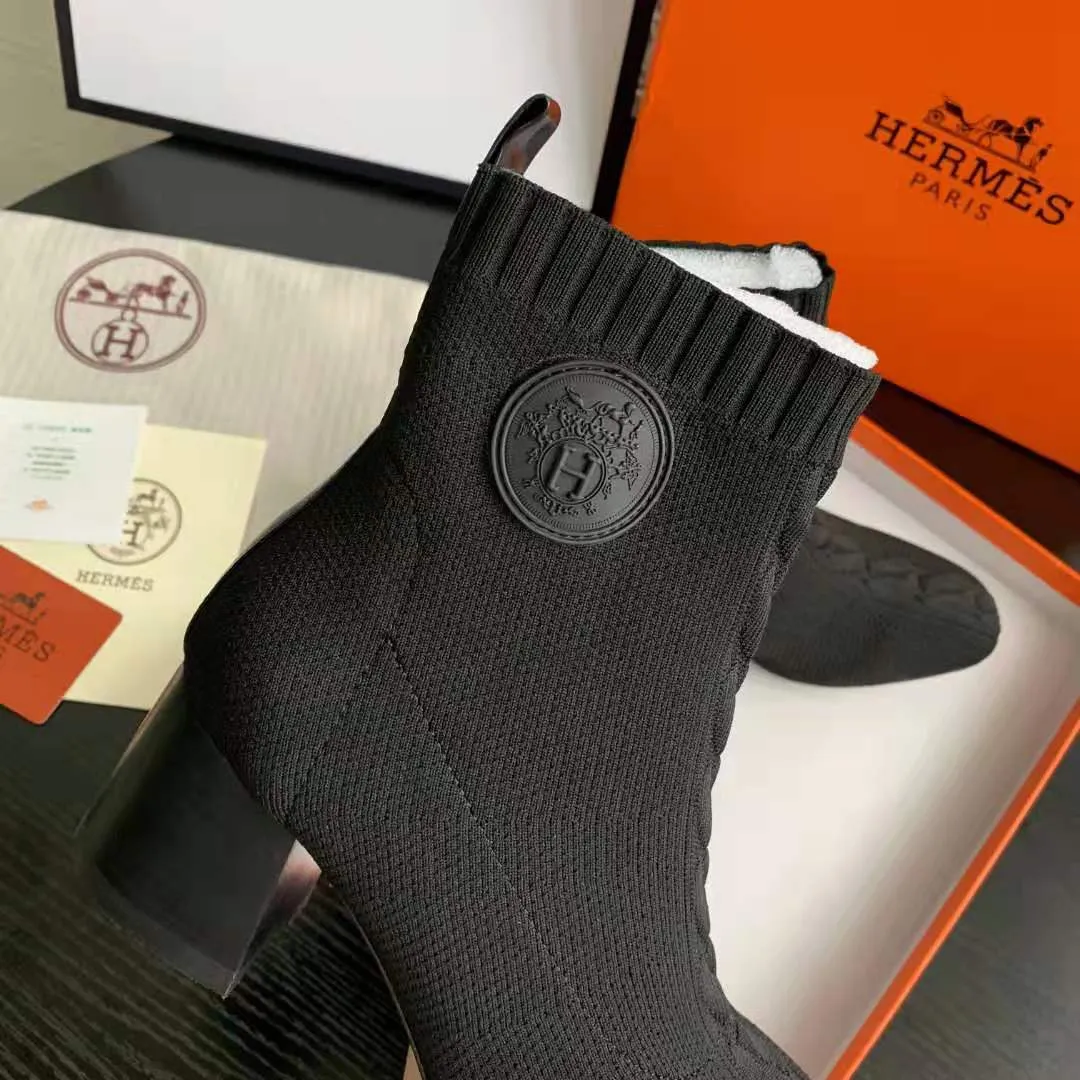 👟👟Ex-factory price 460👟👟 Hermes Hermes early autumn new model, the highest version on the market! Original board 1:1 purchasing level quality.  This is the youngest item from the H family this season! It’s just right to wear this season, it looks great on your feet and looks particularly slender 🌹 Fabric: Original 1:1 molded imported knitted upper, sheepskin lining. The heel is the latest molded horseshoe heel this year, with a heel height of 6.5cm 🌹 Size number: 34-41 (34.40 41/42 customized) 🌹 Outsole: Rubber sole and genuine leather sole optional 🌹Color: black, white, blue, burgundy 🌹Packaging with cloth bag certificate